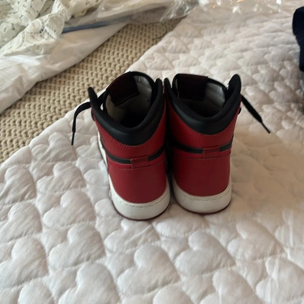 Nike Youth Black and Red Air Jordans Size 6.5 - Picture 5 of 8
